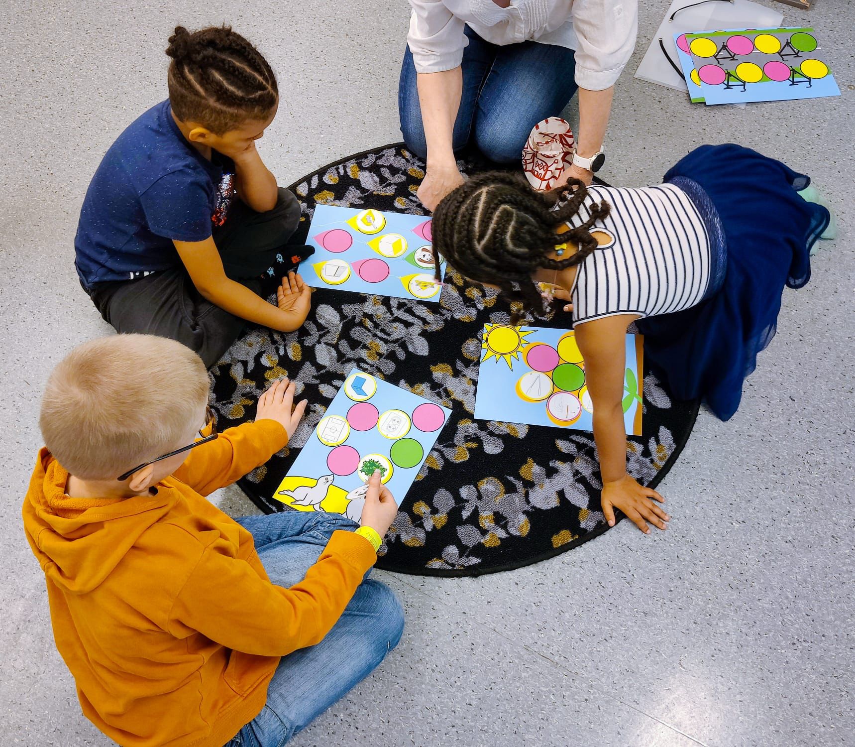 Puheterapiahuone ja lapsia opetuksessa